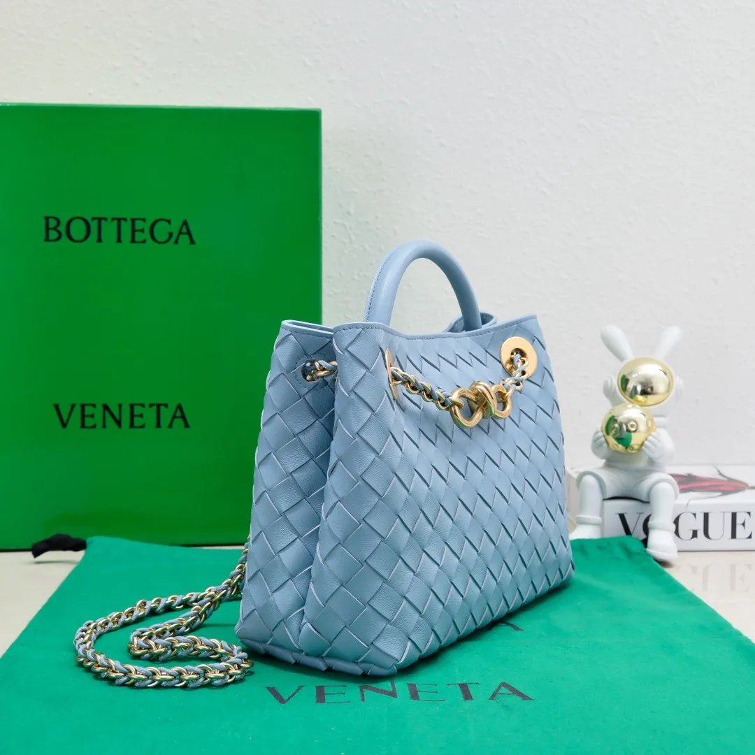 Batch 1960 BOTTEGA VENETA 2024 spring and summer new small ANDIAMO chain bag is also available! 🔥🔥I believe many friends have been waiting for a long time. The metallic chain adds a touch of sophistication to the original softness and elegance of Andiamo. The collision of classic craftsmanship and elegance creates a different kind of beauty. Style number: 6008 Size: 25*22*10.5cm
